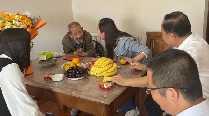 省委老干部局領(lǐng)導(dǎo)慰問(wèn)甘肅建科院百歲老人薛篤昶