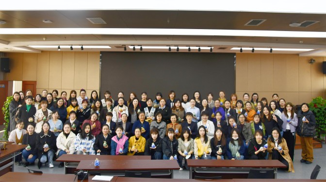 甘肅建科院舉行紀(jì)念“三八”國(guó)際勞動(dòng)?jì)D女節(jié)表彰大會(huì)暨女職工創(chuàng)意花瓶DIY活動(dòng)