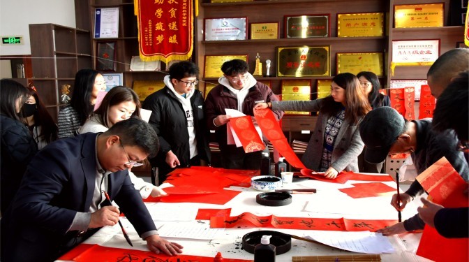 “筆墨傳情迎蛇年，春聯(lián)送福暖人心”——甘肅建科院工會開展春節(jié)送福送春聯(lián)活動