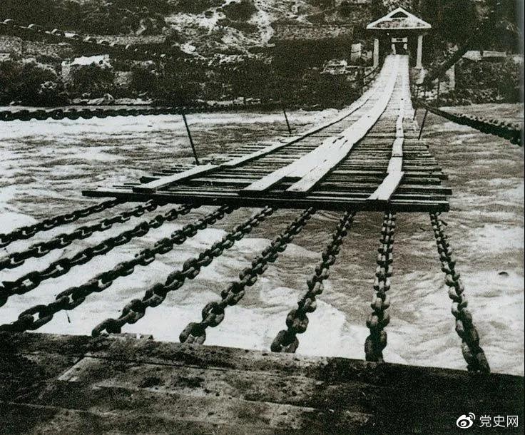 　　1935年5月29日，中央紅軍左縱隊先頭部隊在瀘定橋西頭發(fā)起奪橋戰(zhàn)斗，勝利搶占大橋。圖為瀘定橋。