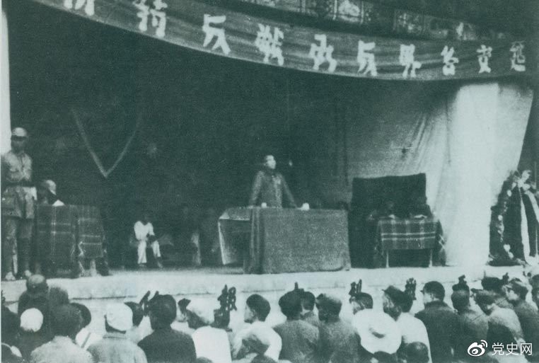 　　1946年7月26日，朱德在延安各界反對內(nèi)戰(zhàn)動員大會上發(fā)表講話，號召全國人民團結(jié)起來，打退國民黨軍對解放區(qū)的進攻。