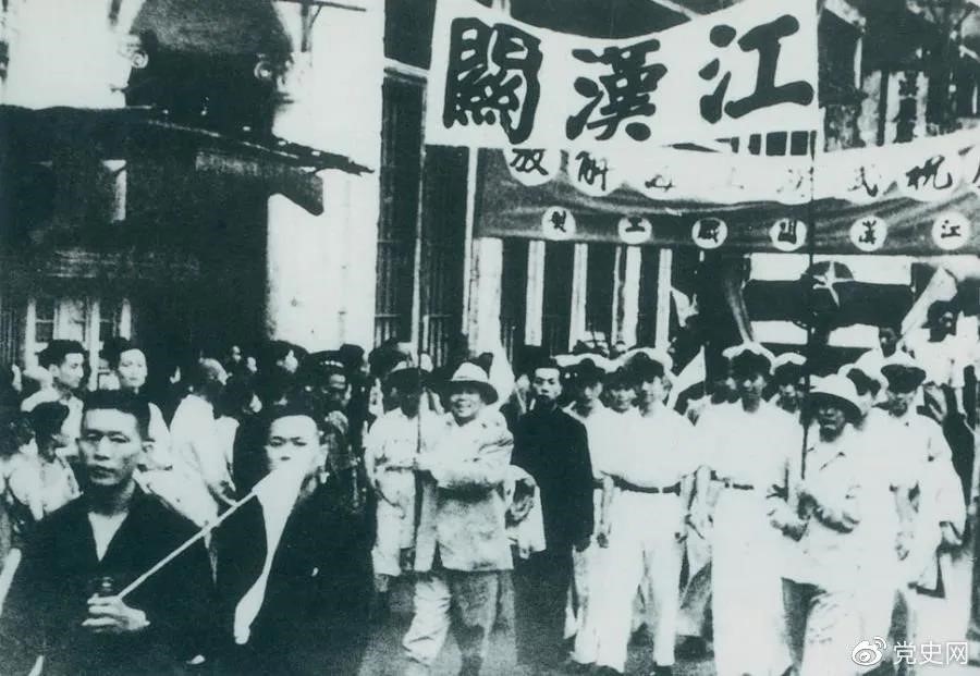 1949年5月17日，第四野戰(zhàn)軍解放武漢。圖為武漢人民歡慶解放。