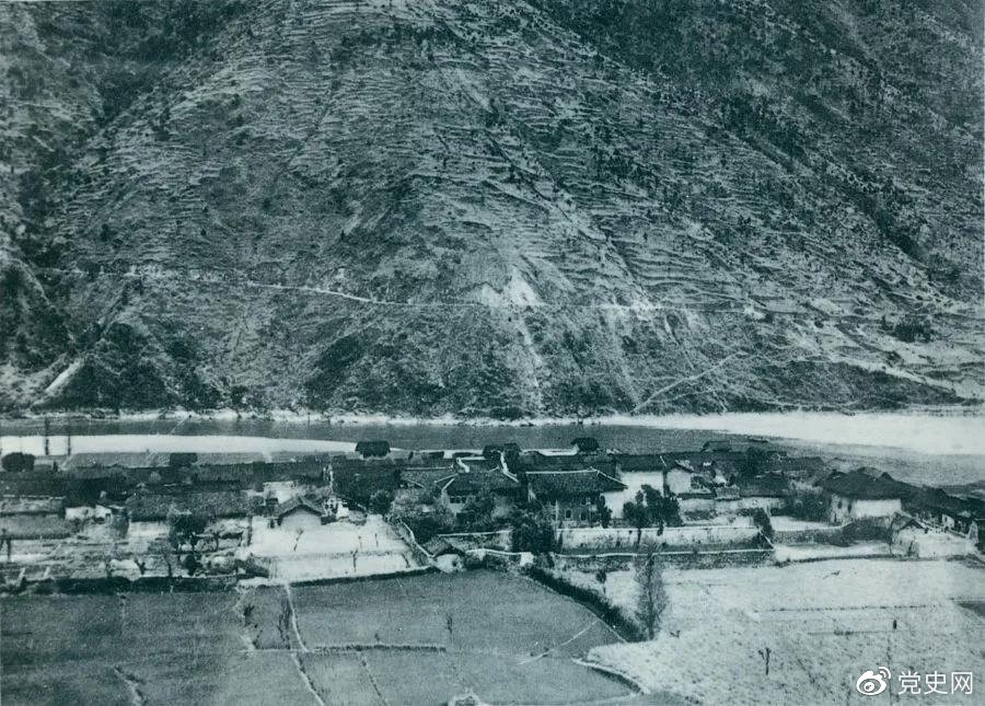 　　1935年5月25日，紅一方面軍到達(dá)大渡河南岸的安順場。紅軍17名勇士靠一葉孤舟強(qiáng)渡大渡河，為沿大渡河左岸北上的部隊(duì)打開了一條通道。圖為安順場一角。