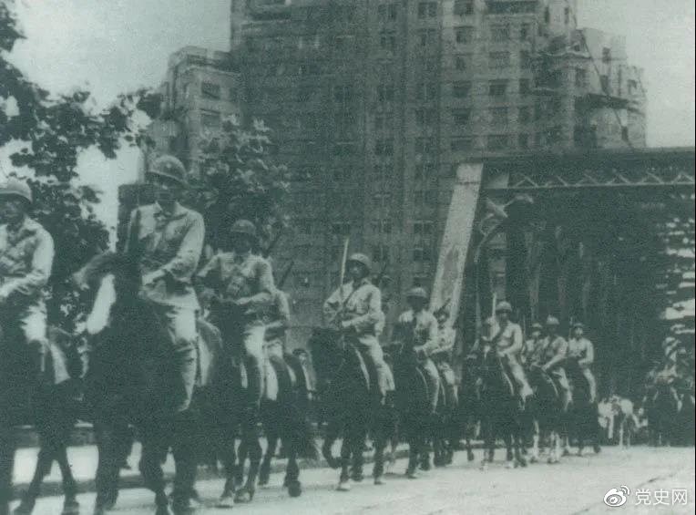 　　1949年5月，人民解放軍殲滅退守上海的敵軍15萬人，解放了這個中國最大的城市。圖為解放軍進(jìn)駐上海。