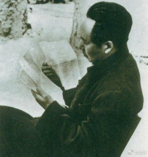 　　1946年6月，國民黨撕毀停戰(zhàn)協(xié)定和政協(xié)決議，挑起全面內(nèi)戰(zhàn)。這是毛澤東在延安審閱有關自衛(wèi)反擊的電報。