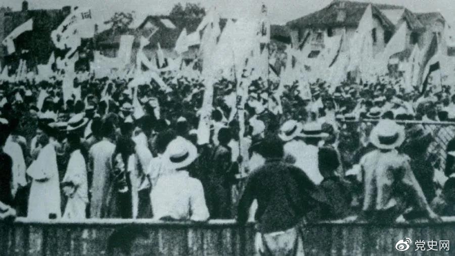 1925年5月30日，上海爆發(fā)了反帝愛國的五卅運動，掀起了全國范圍大革命高潮。