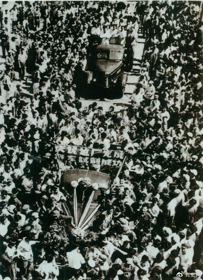 　　1956年7月13日，第一批國產(chǎn)“解放”牌汽車在長春第一汽車制造廠試制成功，結(jié)束了中國不能制造汽車的歷史。圖為7月14日，“解放”牌汽車開下生產(chǎn)線。