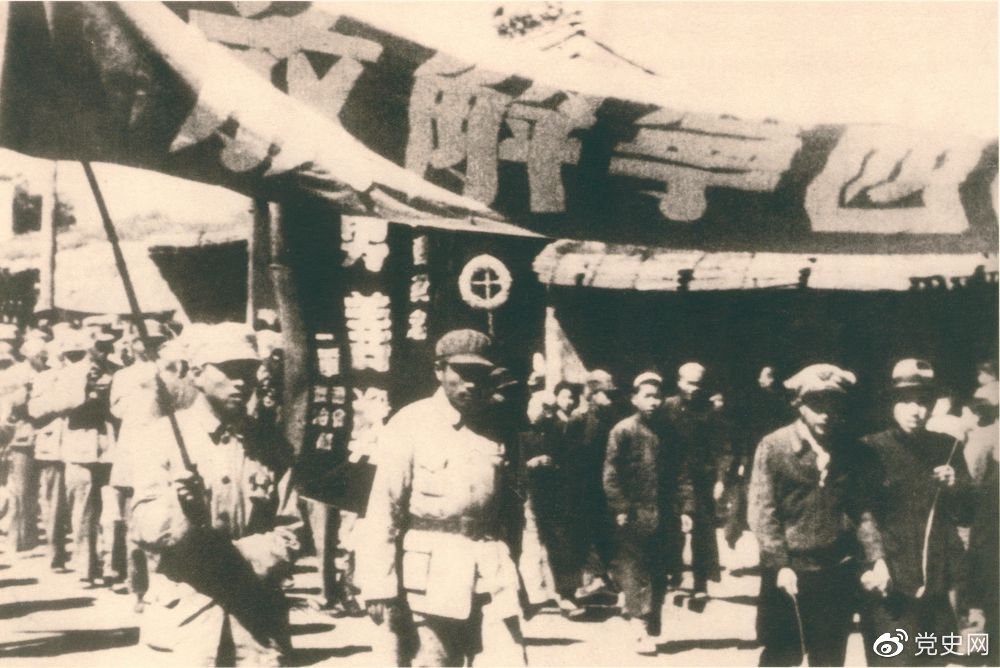 1949年9月，青海西寧解放。圖為人民解放軍列隊進(jìn)入西寧城區(qū)。