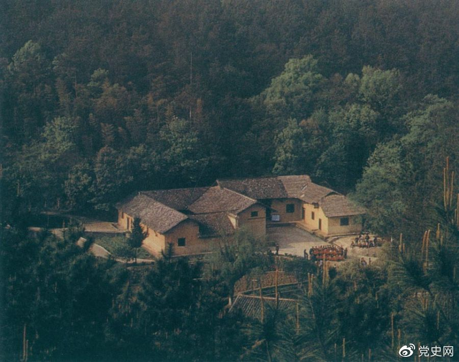 毛澤東故居——湖南省湘潭縣韶山?jīng)_上屋場。1893年12月26日，毛澤東在這里誕生。