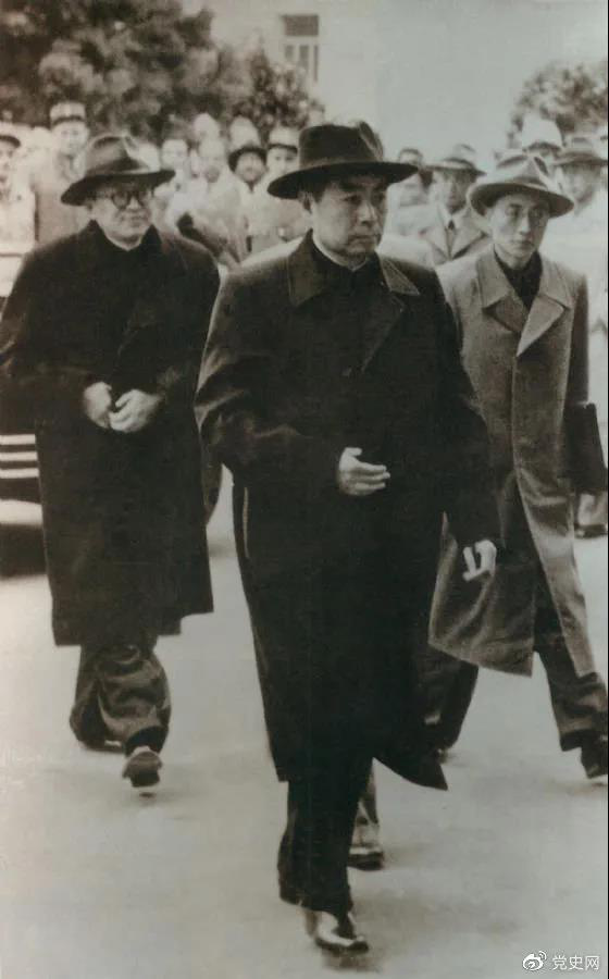 1954年4月26日，日內(nèi)瓦會議開幕。圖為周恩來率中國代表團進入會場。