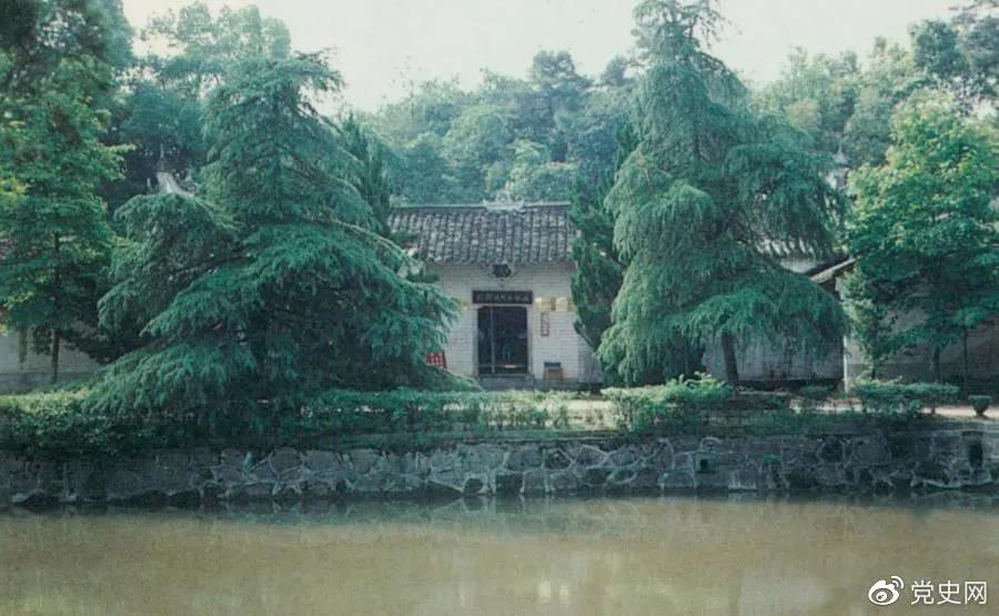 圖為任弼時故居。1904年4月30日，任弼時出生在湖南省湘陰縣熟塘鄉(xiāng)唐家橋（今屬汨羅市）。