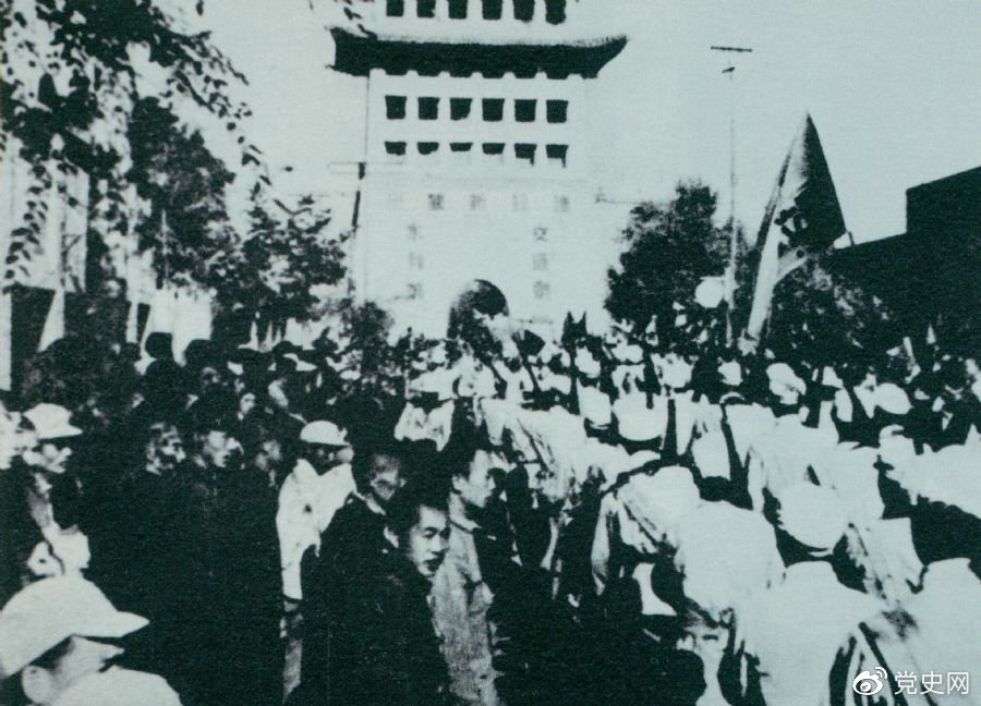 1949年8月，蘭州解放。圖為第一野戰(zhàn)軍開進(jìn)蘭州市區(qū)。