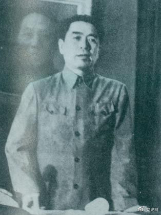1949年7月6日，周恩來出席中華全國文學藝術工作者代表大會。圖為周恩來在會上作政治報告。