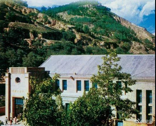 圖為中國(guó)共產(chǎn)黨第七次全國(guó)代表大會(huì)會(huì)址——延安楊家?guī)X中央大禮堂。