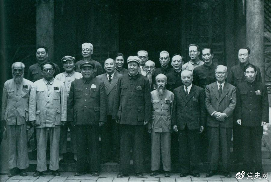 1949年7月5日，新政治協(xié)商會(huì)議籌備會(huì)常務(wù)委員合影。