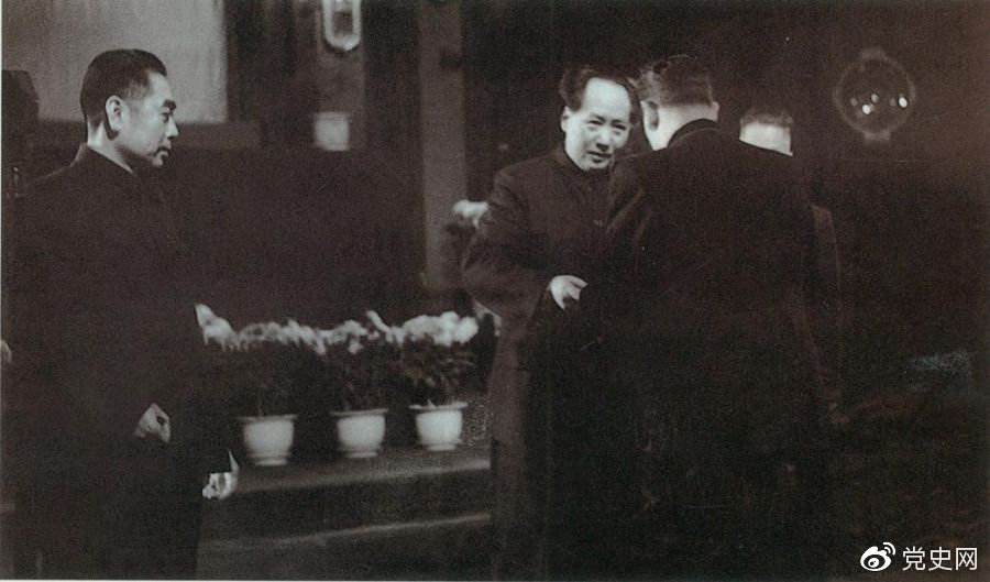 1949年10月2日，蘇聯(lián)政府首先承認中華人民共和國。10月3日，中蘇正式建交。圖為蘇聯(lián)第一任駐中國大使向毛澤東主席呈遞國書。