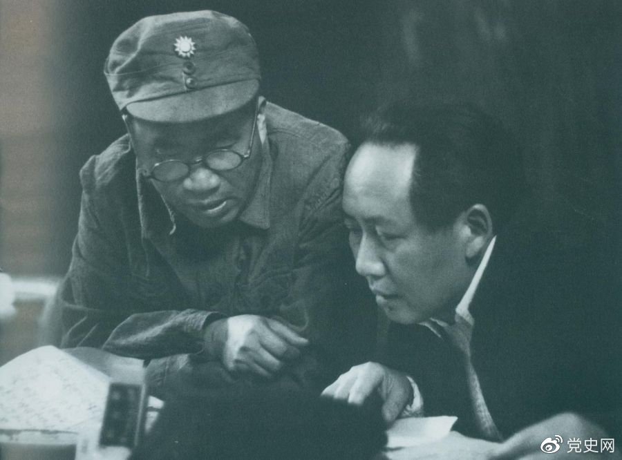 1945年4月，毛澤東和朱德在中國(guó)共產(chǎn)黨第七次全國(guó)代表大會(huì)上。