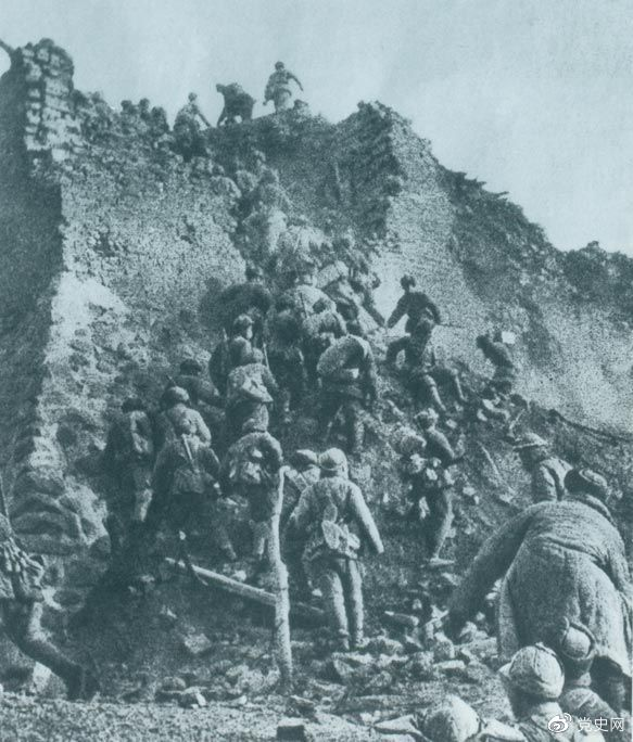 1948年12月，人民解放軍向新保安守?cái)嘲l(fā)起攻擊。這是解放軍戰(zhàn)士登上新保安城頭。 