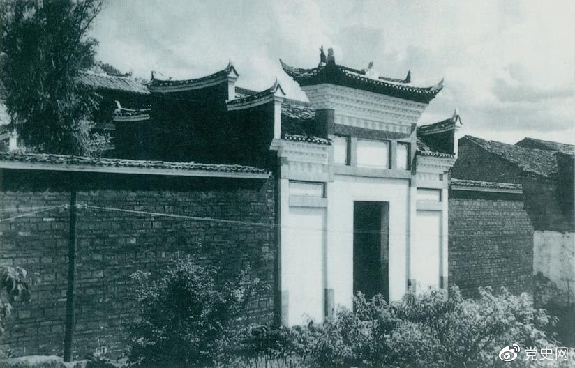 1927年10月3日，毛澤東率領(lǐng)湘贛邊界秋收起義部隊(duì)到達(dá)江西寧岡縣古城，主持召開前委擴(kuò)大會議，討論在井岡山建立革命根據(jù)地的問題。圖為會議舊址。
