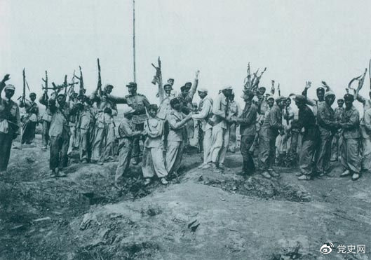 1953年7月28日，朝鮮人民軍來到志愿軍陣地上，互相祝賀、共同歡呼抗美斗爭(zhēng)的偉大勝利。