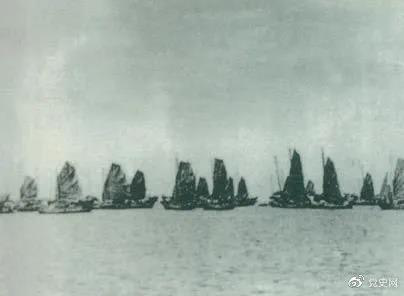 1950年4月16日，人民解放軍發(fā)起大規(guī)模渡海戰(zhàn)役，強渡瓊州海峽。5月1日，海南全島解放。