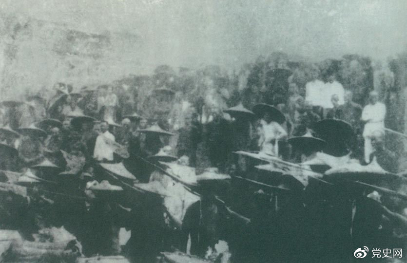 　　1926年7月9日，國民革命軍開始北伐。兩天后，北伐軍的先頭部隊(duì)葉挺獨(dú)立團(tuán)攻占了長沙。然后向武漢進(jìn)攻。一路上，迅猛發(fā)展的農(nóng)民運(yùn)動有力地配合了北伐戰(zhàn)爭。在湖南、江西、湖北，農(nóng)民運(yùn)動越來越引人注目。這是支援北伐戰(zhàn)爭的農(nóng)民自衛(wèi)軍。